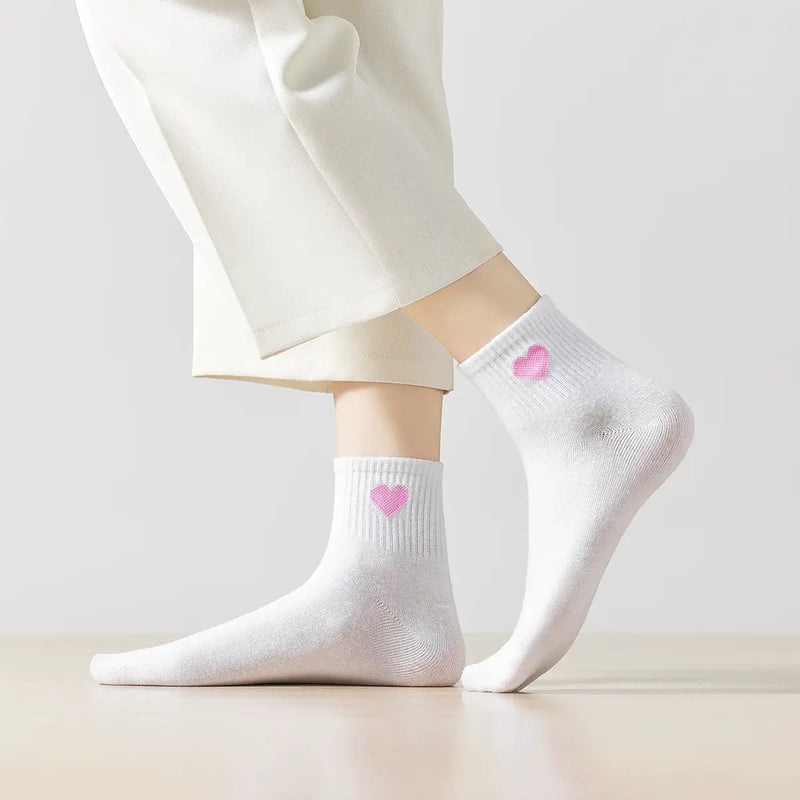Chaussettes longues grises adultes en coton avec un cœur rose sur le côté