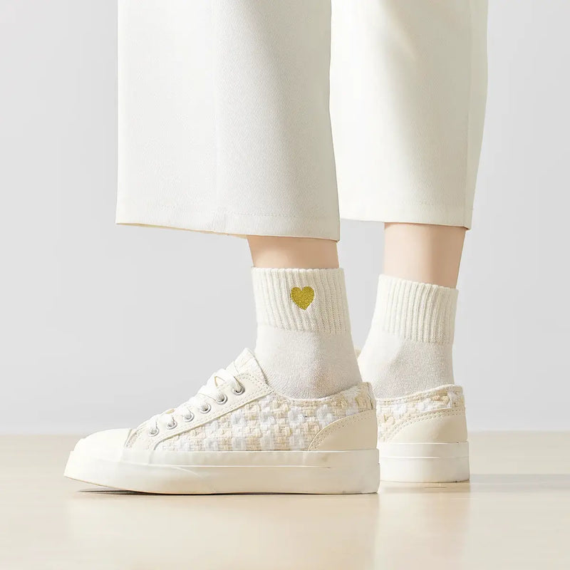 Chaussette haute chaude avec cœur doré brodé.