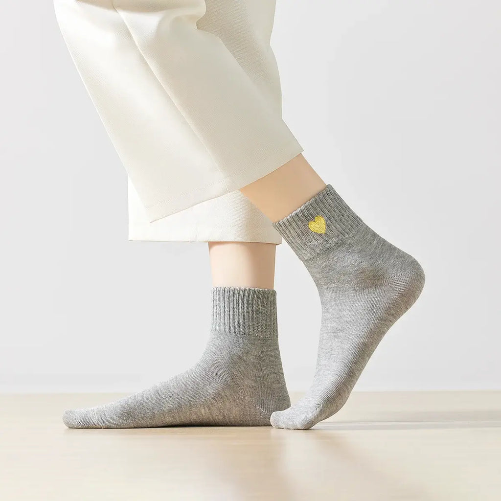 Chaussette haute chaude avec cœur doré brodé.