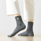 Chaussette haute chaude avec cœur doré brodé.