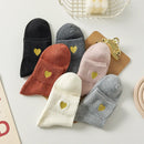 Chaussette haute chaude avec cœur doré brodé.