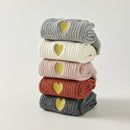 Chaussette haute chaude avec cœur doré brodé.