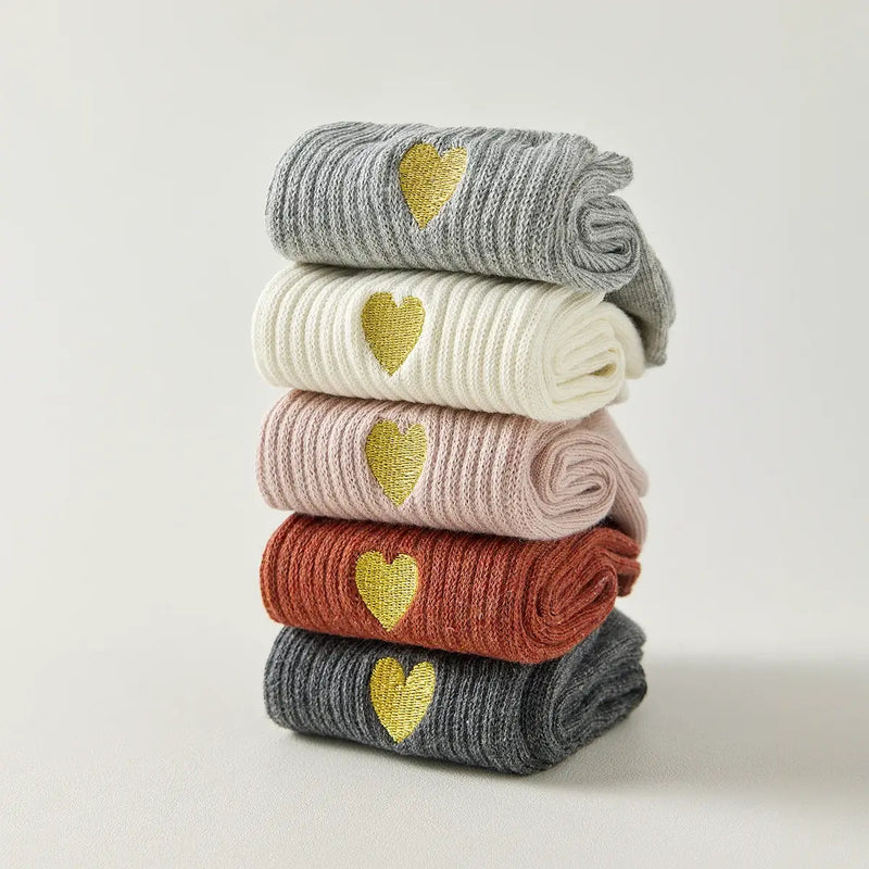 Chaussette haute chaude avec cœur doré brodé.