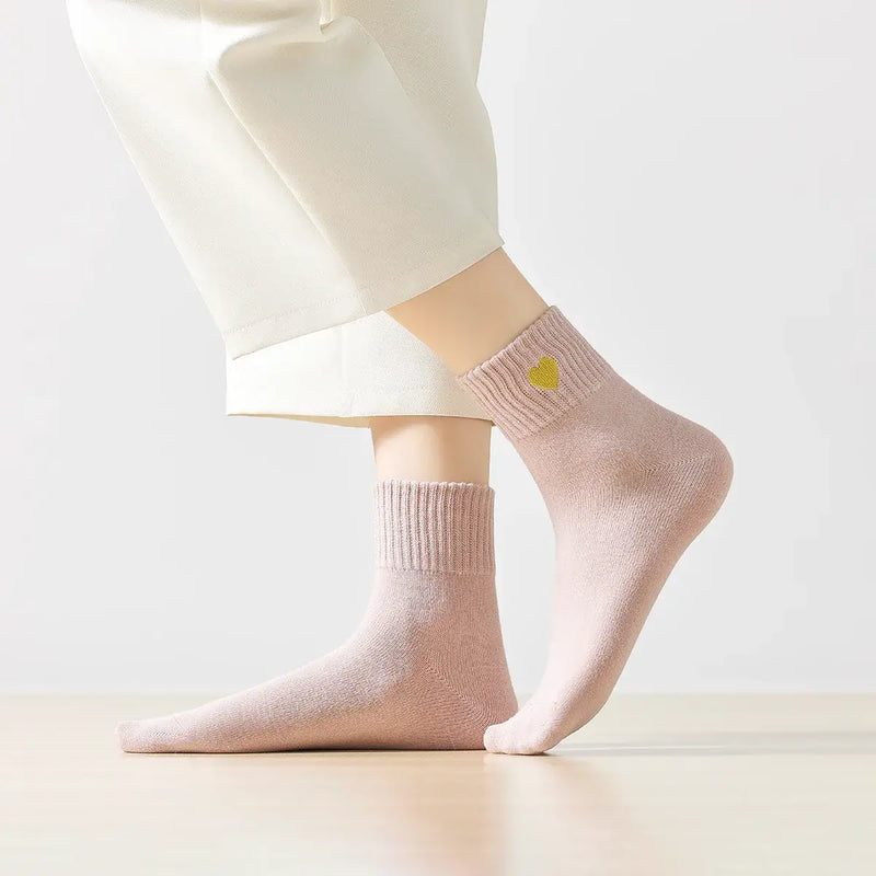 Chaussette haute chaude avec cœur doré brodé.