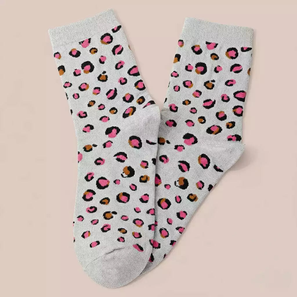 Chaussettes montantes femme, fond beige lurex ou gris chiné, motif coeur et léopard. 