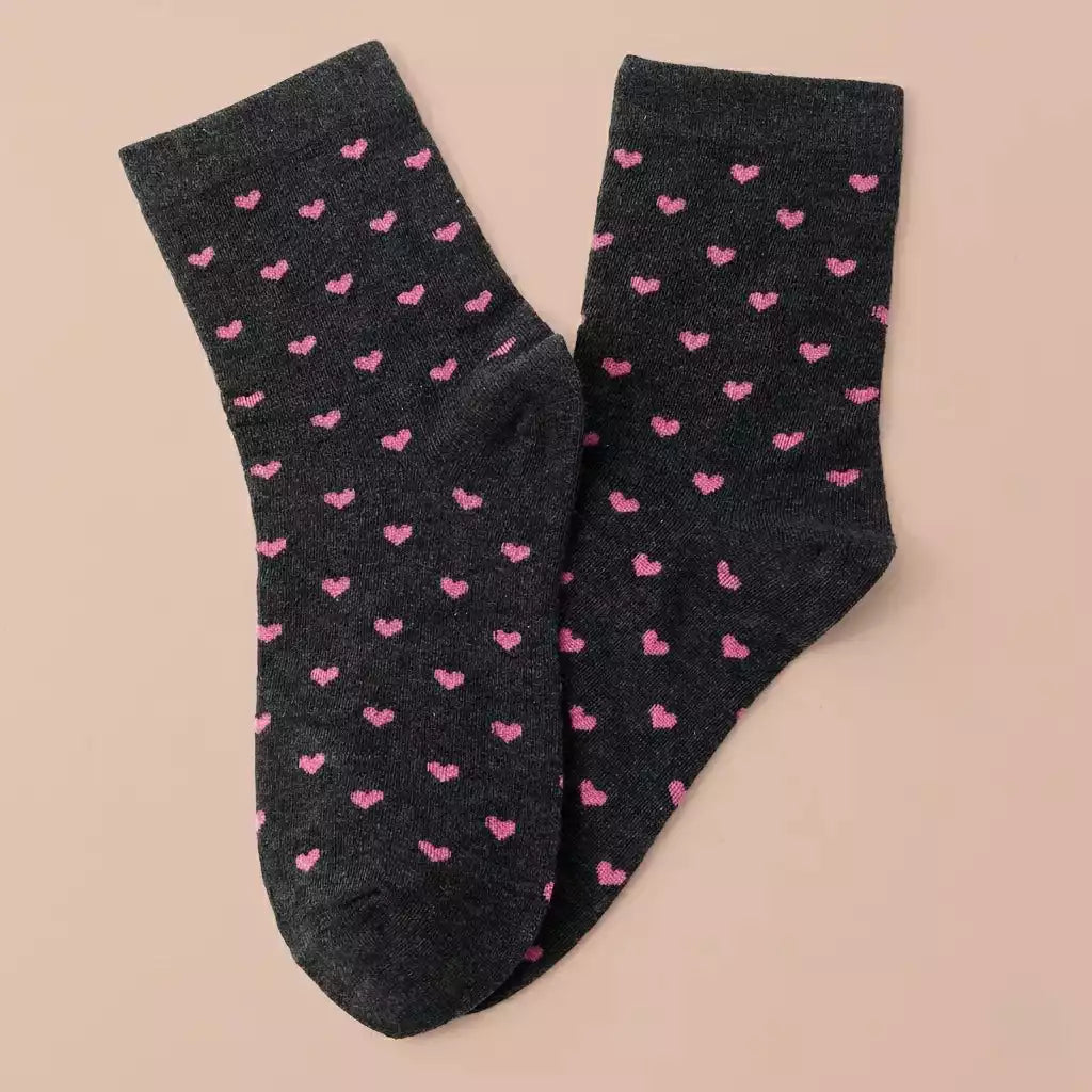 Chaussettes montantes femme, fond beige lurex ou gris chiné, motif coeur et léopard. 