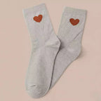 Chaussettes montantes femme, fond beige lurex ou gris chiné, motif coeur et léopard. 