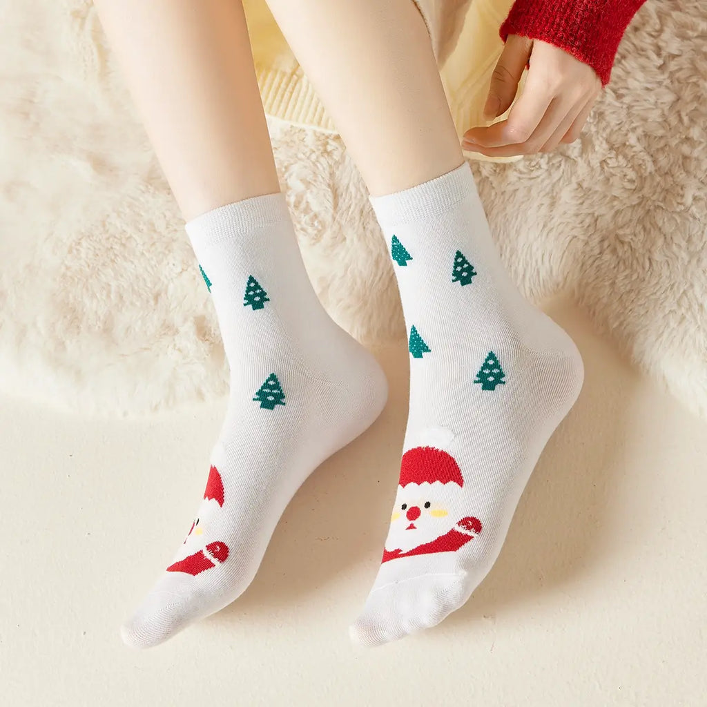 Chaussettes hautes de Noël, motif Père Noël et petits sapins, fond blanc