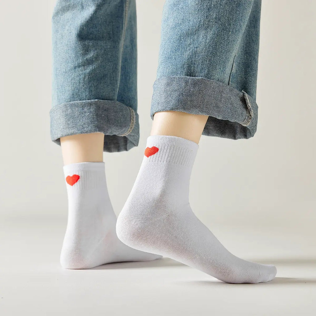 Chaussette haute unie avec cœur rouge brodé au talon.