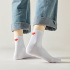 Chaussette haute unie avec cœur rouge brodé au talon.