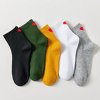 Chaussette haute unie avec cœur rouge brodé au talon.