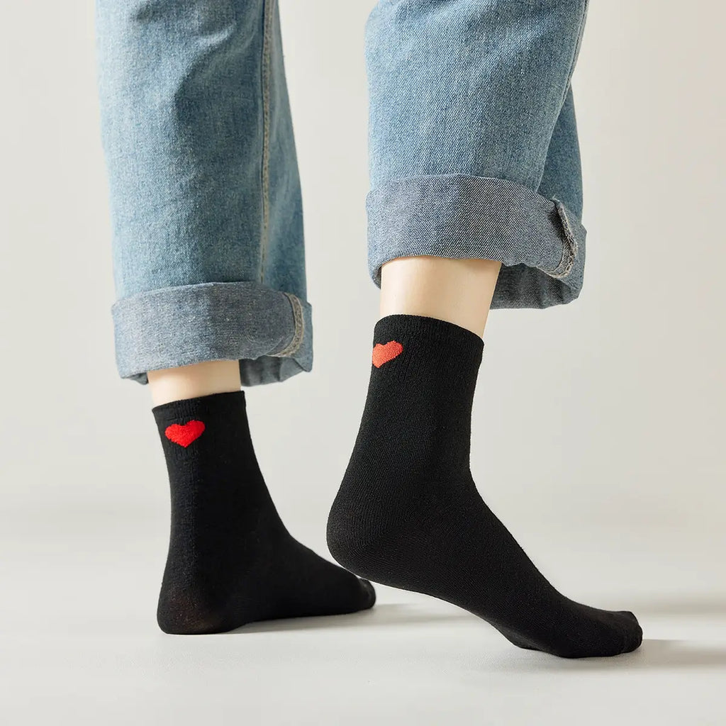 Chaussette haute unie avec cœur rouge brodé au talon.