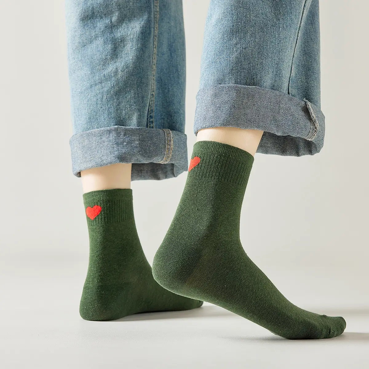 Chaussette haute unie avec cœur rouge brodé au talon.
