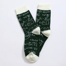Chaussettes hautes pour homme. Motif calculs mathématiques. Fond vert foncé. Motif, pointe, talon et haut de tige blancs. 