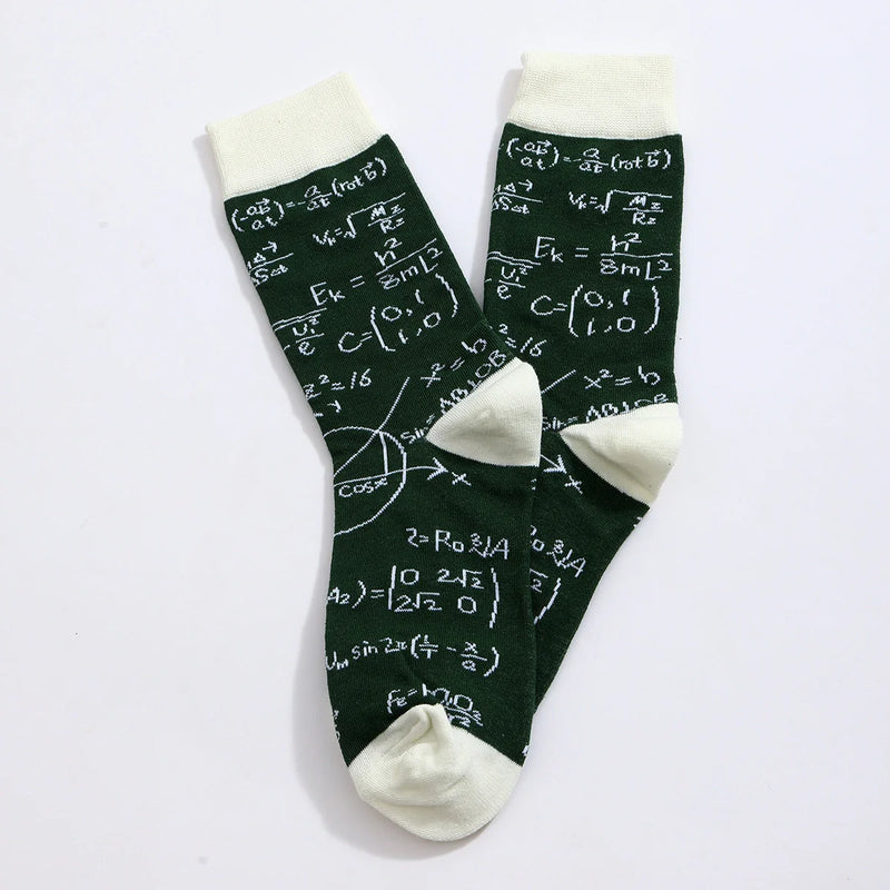 Chaussettes hautes pour homme. Motif calculs mathématiques. Fond vert foncé. Motif, pointe, talon et haut de tige blancs. 