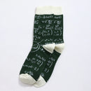 Chaussettes hautes pour homme. Motif calculs mathématiques. Fond vert foncé. Motif, pointe, talon et haut de tige blancs. 