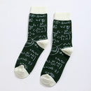 Chaussettes hautes pour homme. Motif calculs mathématiques. Fond vert foncé. Motif, pointe, talon et haut de tige blancs. 
