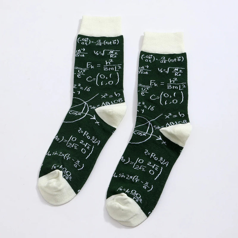 Chaussettes hautes pour homme. Motif calculs mathématiques. Fond vert foncé. Motif, pointe, talon et haut de tige blancs. 