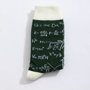 Chaussettes hautes pour homme. Motif calculs mathématiques. Fond vert foncé. Motif, pointe, talon et haut de tige blancs. 