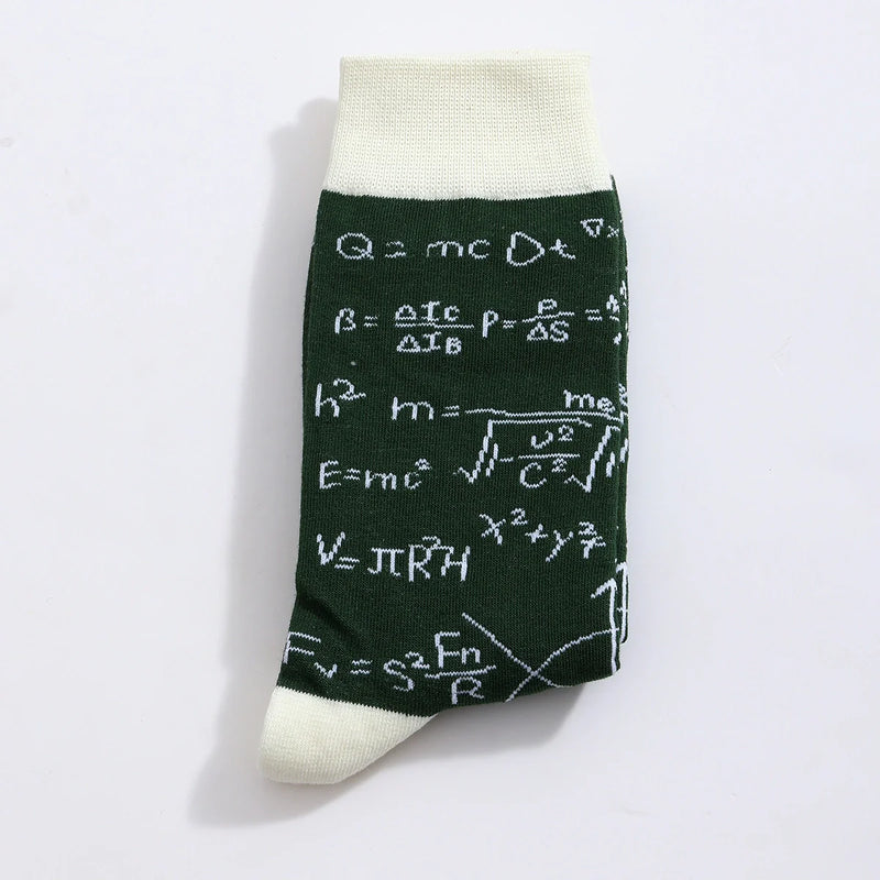 Chaussettes hautes pour homme. Motif calculs mathématiques. Fond vert foncé. Motif, pointe, talon et haut de tige blancs. 