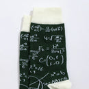 Chaussettes hautes pour homme. Motif calculs mathématiques. Fond vert foncé. Motif, pointe, talon et haut de tige blancs. 