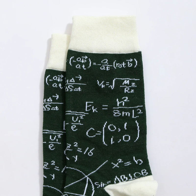 Chaussettes hautes pour homme. Motif calculs mathématiques. Fond vert foncé. Motif, pointe, talon et haut de tige blancs. 