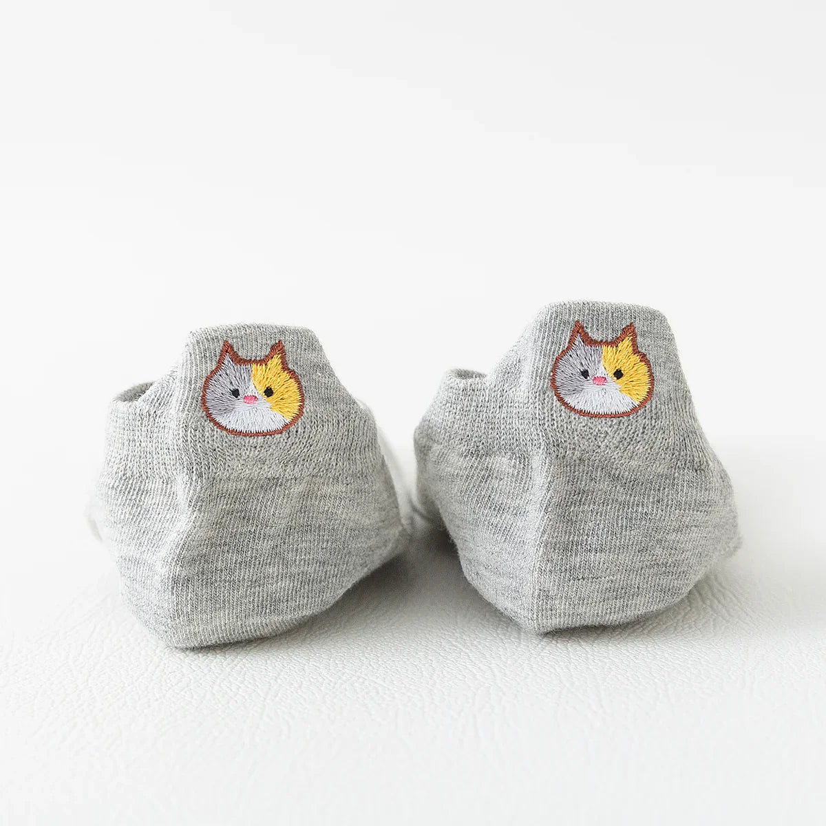 Chaussettes grises en coton à languette chat pour femme | Chaussettes confortables et élégantes | Idéales pour le quotidien ou les occasions spéciales | Disponibles en plusieurs couleurs et tailles