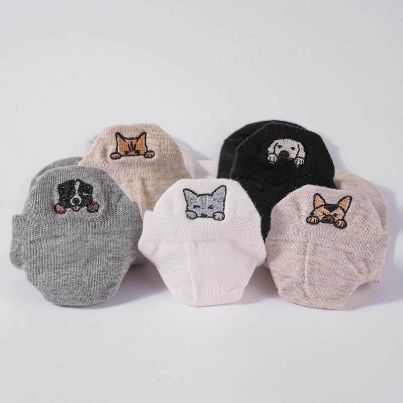 Coffret de 5 chaussettes basses motif chien ou chat brodé sur la languette. Disponible en 4 coloris : blanc, beige, gris, noir.