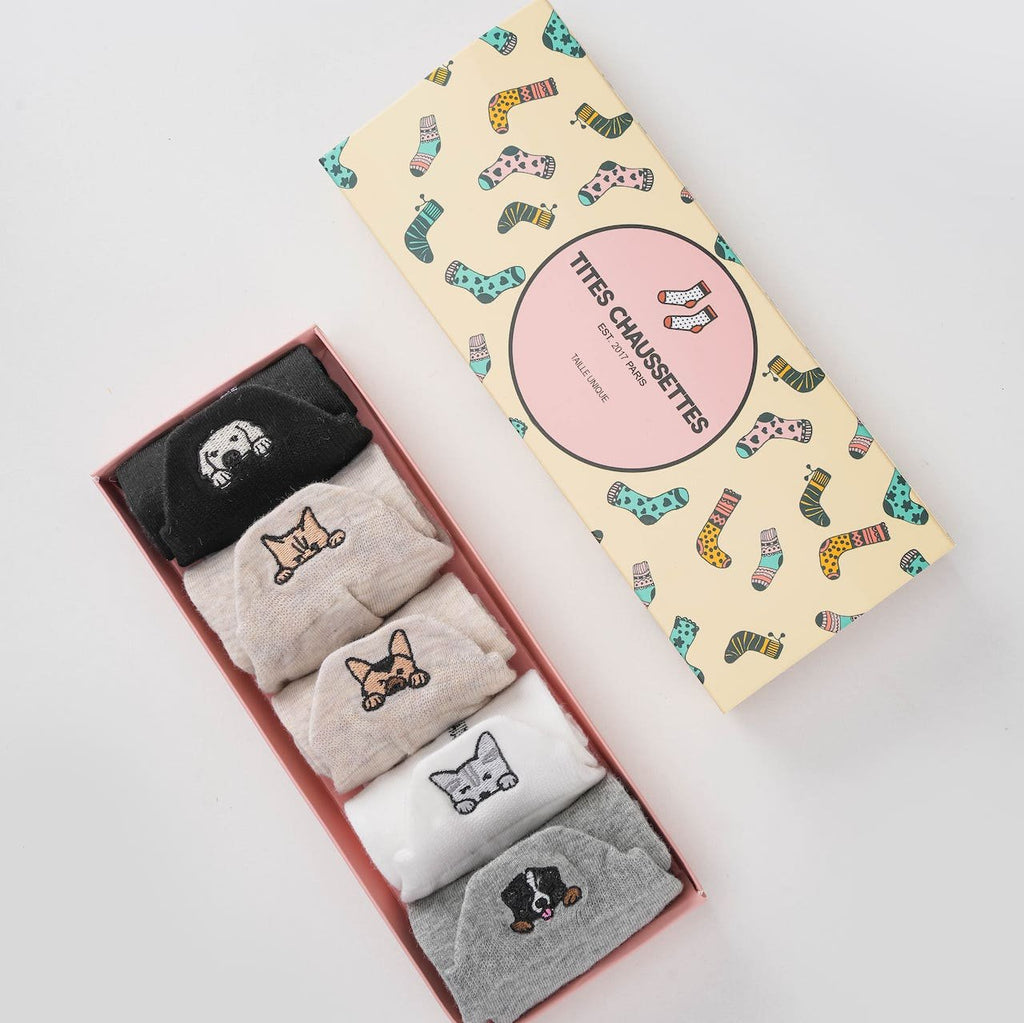 Coffret de 5 chaussettes basses motif chien ou chat brodé sur la languette. Disponible en 4 coloris : blanc, beige, gris, noir.