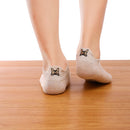 Chaussettes basses motif chien ou chat brodé sur la languette. Disponible en 4 coloris : blanc, beige, gris, noir.