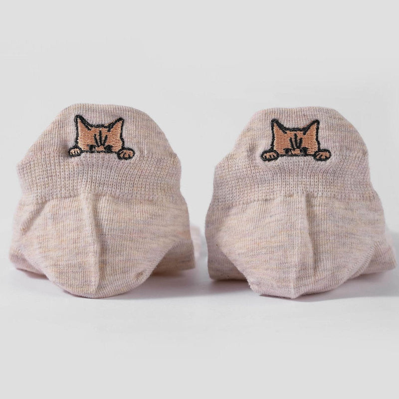 Chaussettes basses motif chien ou chat brodé sur la languette. Disponible en 4 coloris : blanc, beige, gris, noir.
