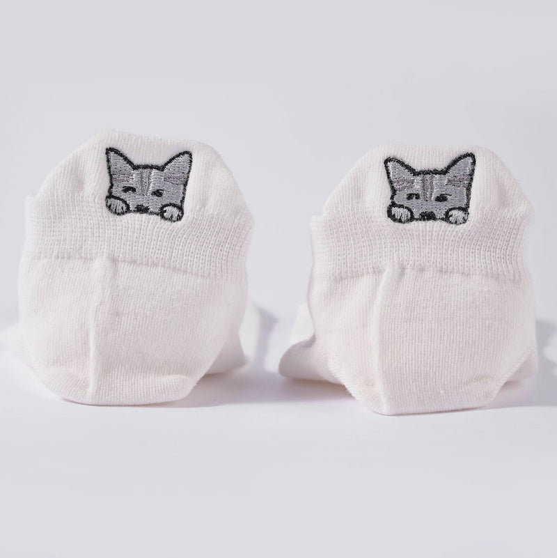 Chaussettes basses motif chien ou chat brodé sur la languette. Disponible en 4 coloris : blanc, beige, gris, noir.