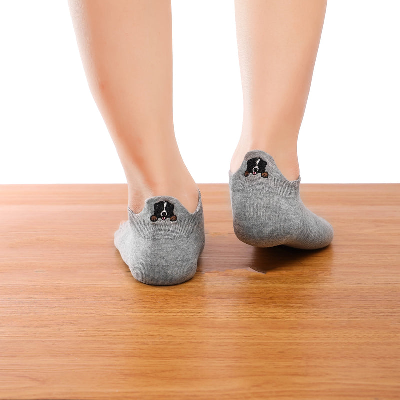 Chaussettes basses motif chien ou chat brodé sur la languette. Disponible en 4 coloris : blanc, beige, gris, noir.