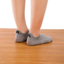 Chaussettes basses motif chien ou chat brodé sur la languette. Disponible en 4 coloris : blanc, beige, gris, noir.