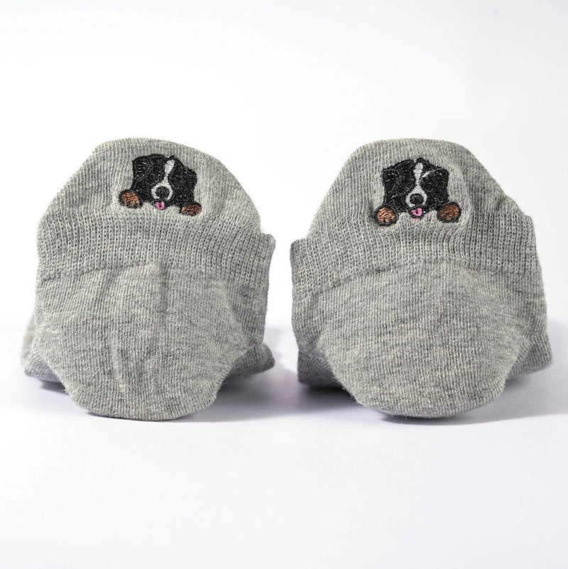 Chaussettes basses motif chien ou chat brodé sur la languette. Disponible en 4 coloris : blanc, beige, gris, noir.