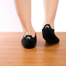 Chaussettes basses motif chien ou chat brodé sur la languette. Disponible en 4 coloris : blanc, beige, gris, noir.