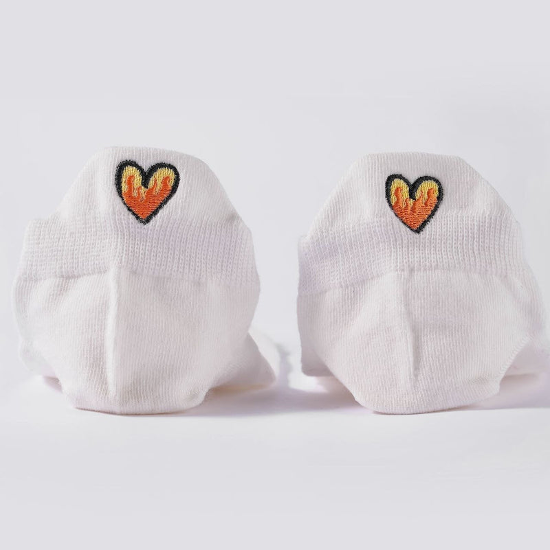 zoom sur les languettes de chaussettes blanches