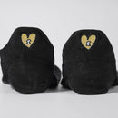 zoom sur les chaussettes noire à languettes