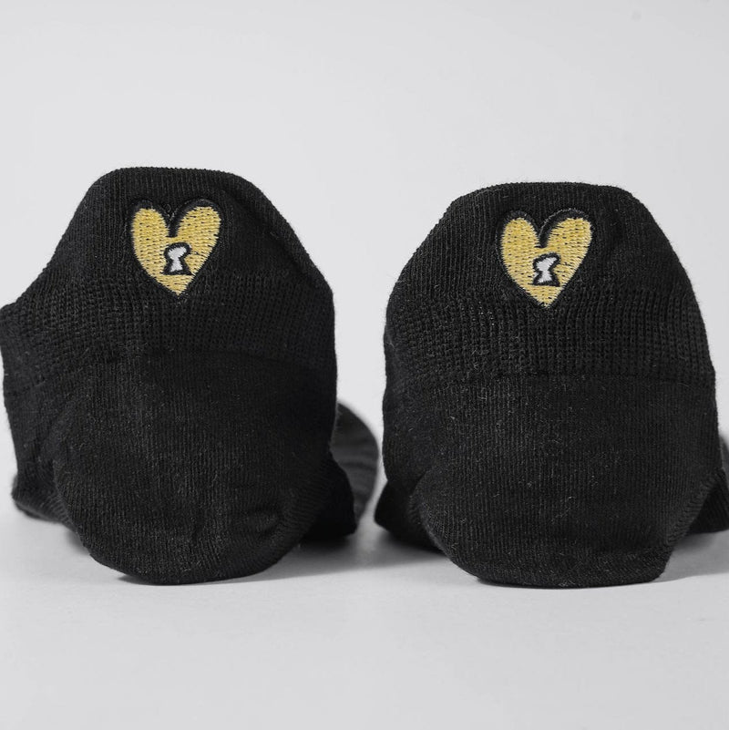 zoom sur les chaussettes noire à languettes