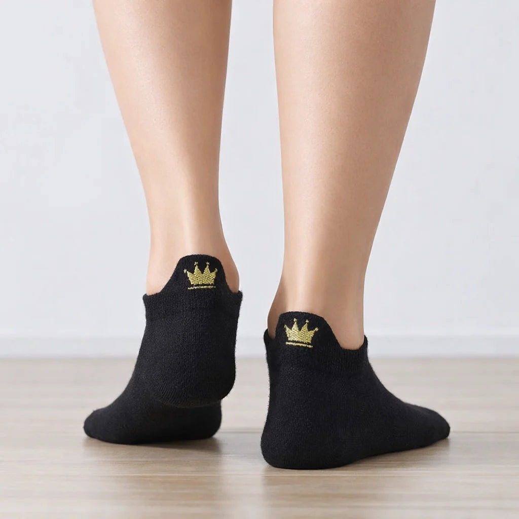 Chaussettes languette, motif couronne brodé au fil doré sur la languette, disponible en noir, rose, bleu, beige et blanc