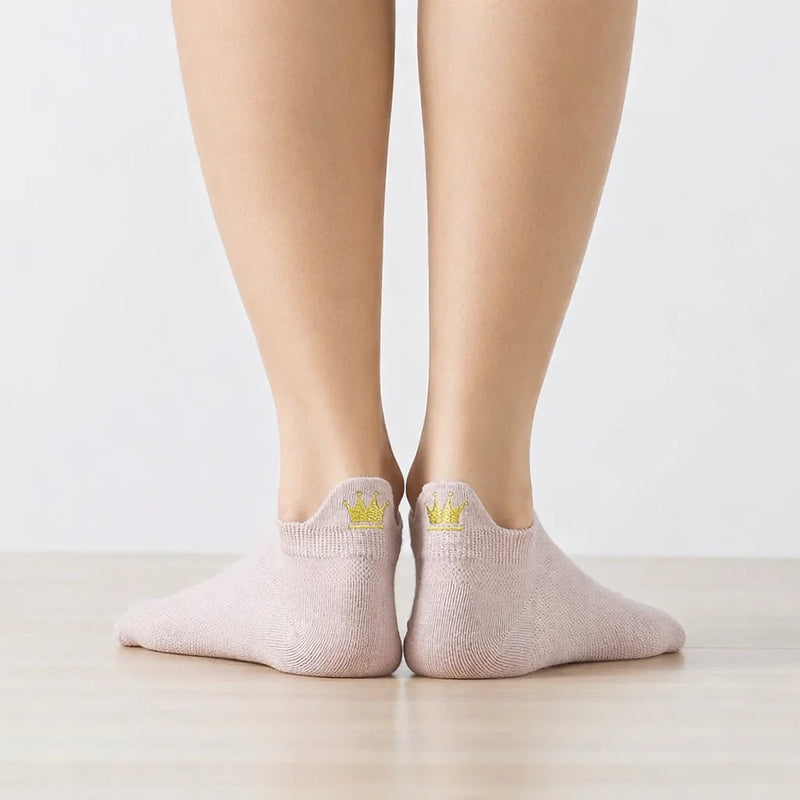 Chaussettes languette, motif couronne brodé au fil doré sur la languette, disponible en noir, rose, bleu, beige et blanc
