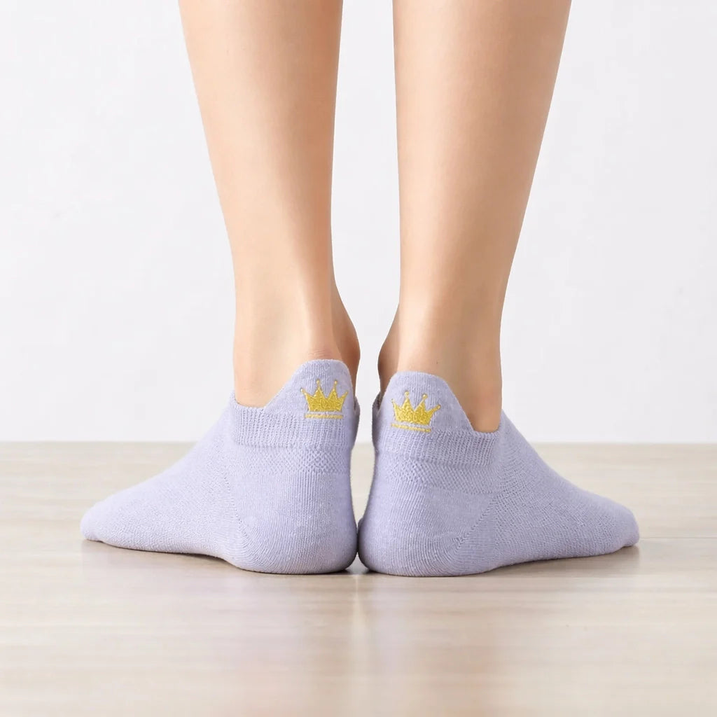 Chaussettes languette, motif couronne brodé au fil doré sur la languette, disponible en noir, rose, bleu, beige et blanc
