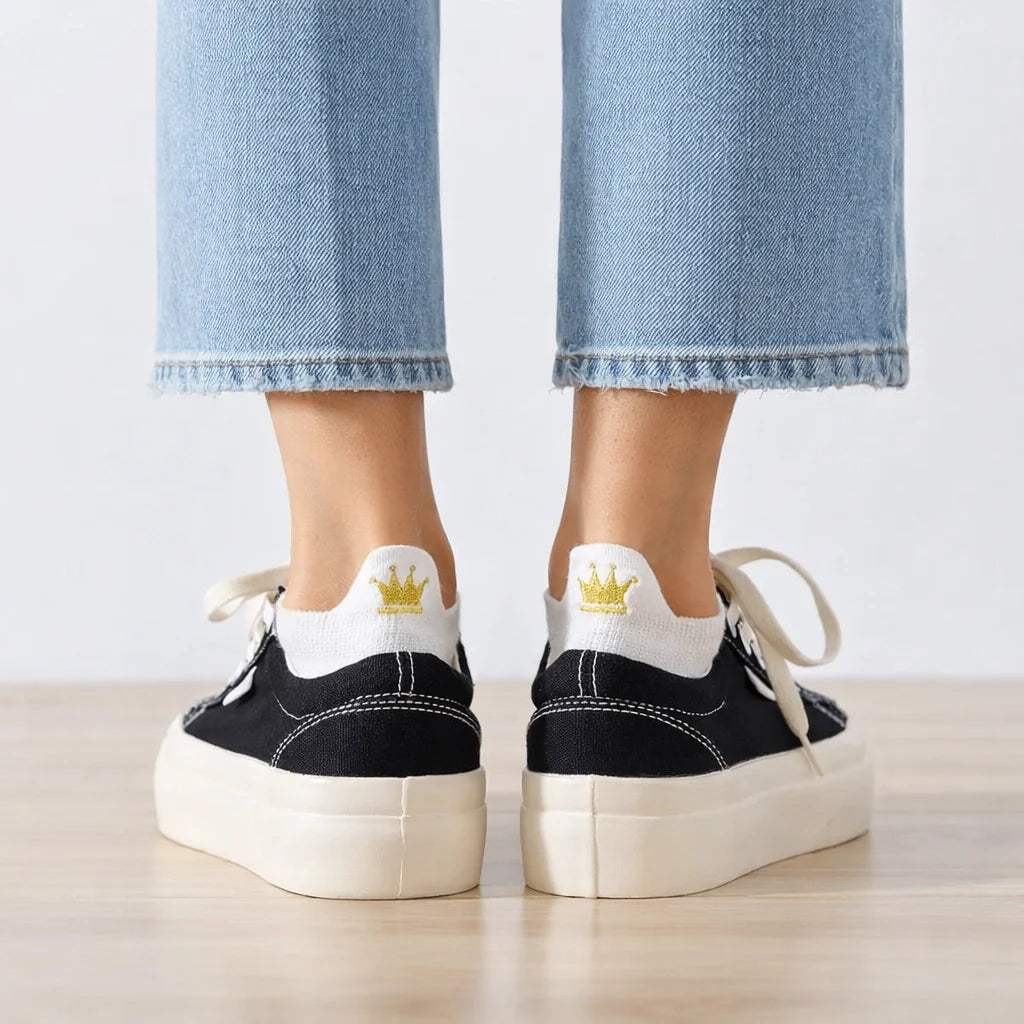 Chaussettes languette, motif couronne brodé au fil doré sur la languette, disponible en noir, rose, bleu, beige et blanc
