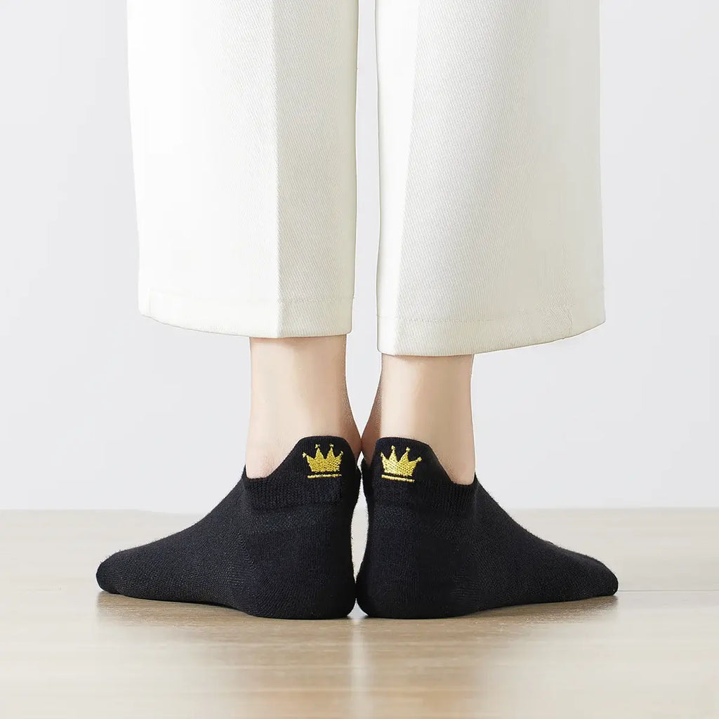 Chaussette courte avec languette et couronne dorée brodée.