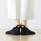 Chaussette courte avec languette et couronne dorée brodée.