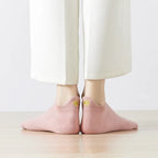 Chaussette courte avec languette et couronne dorée brodée.