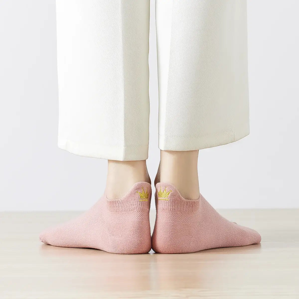 Chaussette courte avec languette et couronne dorée brodée.