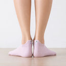 Chaussettes languette roses, motifs aubergines brodés sur la languette 