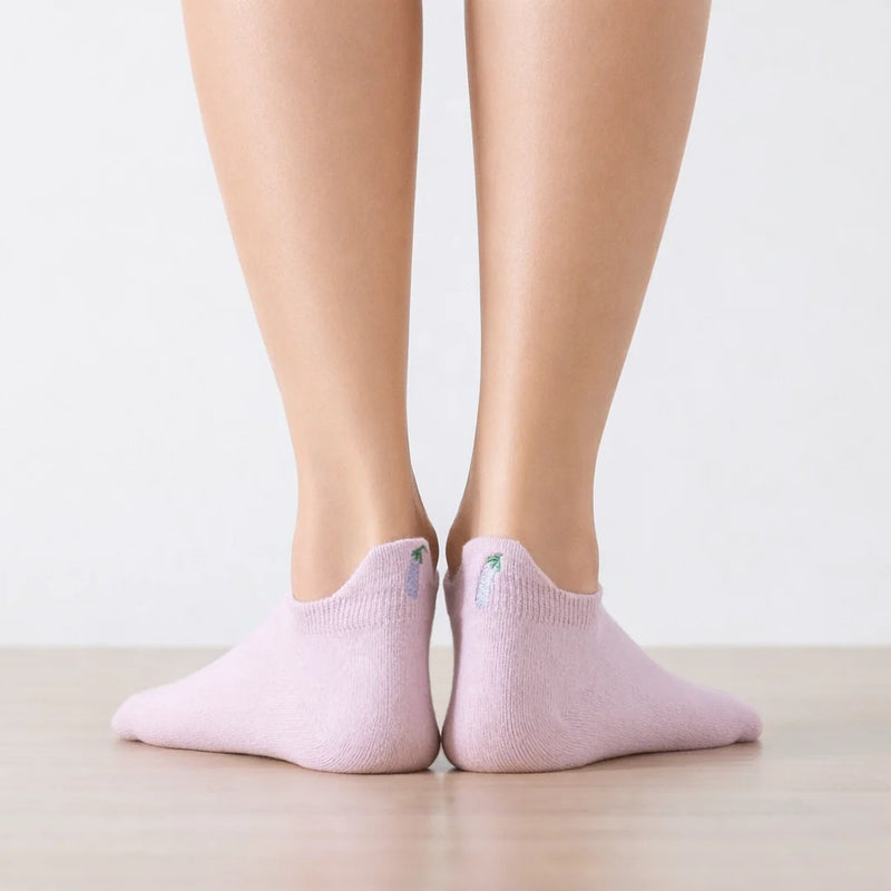 Chaussettes languette roses, motifs aubergines brodés sur la languette 