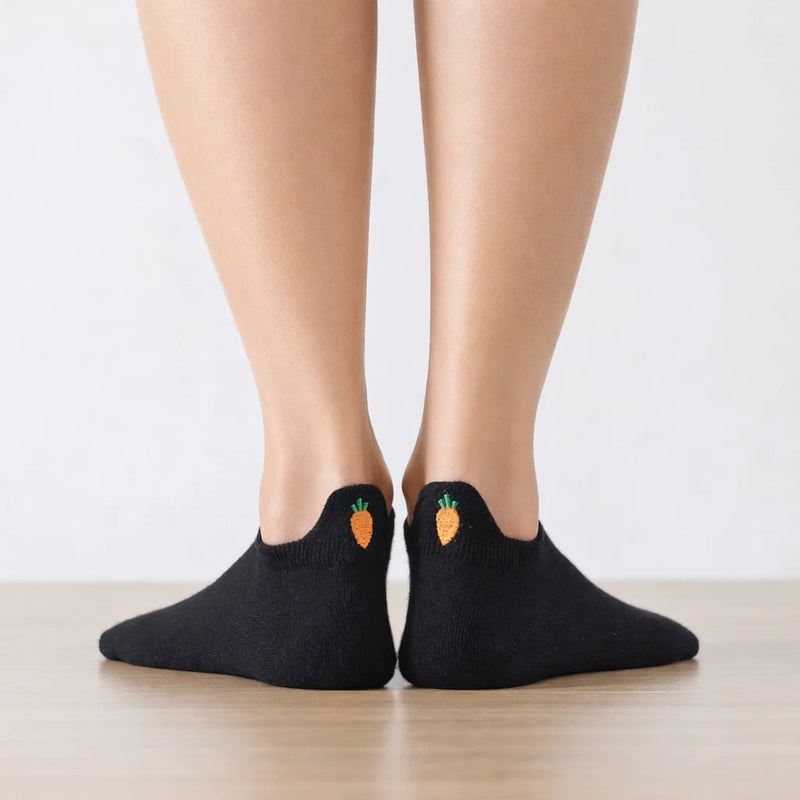 Chaussettes languette noires, motifs carottes brodés sur la languette 
